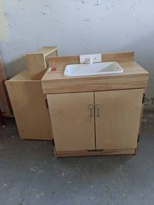 lot 7133 image: Childrens Play Sink, Stove And More