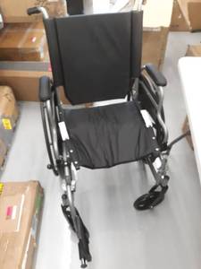 lot 4767 image: Black Wheelchair with 1 leg rest