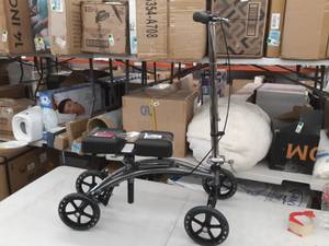 lot 4770 image: Drive Medical Dual Pad Steerable Knee Walker