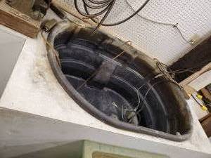 lot 120 image: 6ft length 500 gallon tank and Water Chiller with 2 dividers