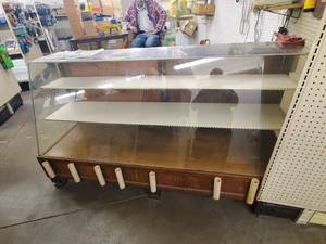 lot 132 image: 6ft three tier glass display case