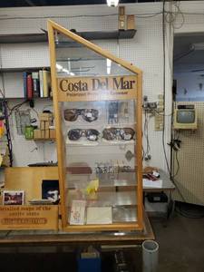lot 133 image: Costa Del Mar display case with three pairs