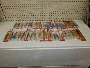 lot 140 image: 40 Smithwick Rattlin Rogue Topwater Lures