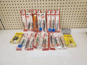 lot 146 image: 18 Smithwick Rattling Rogue Topwater Lures plus leadheads and swivels