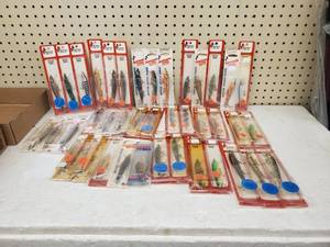 lot 148 image: 40 Smithwick rattling rogue Topwater Lures