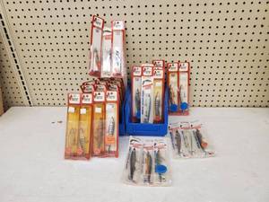 lot 153 image: 40 Assorted Smithwick Rattling Rogue Topwater lures