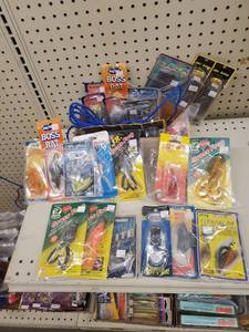 lot 485 image: Variety box Grass frogs - Boss Rats - Weedless poppers and more