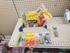 lot 498 image: Assortment of lures, swivels and safety snaps