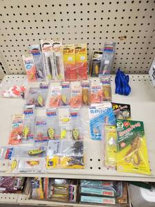 lot 499 image: Smithwick - Lazy Ike - assortment of lures and swivels 28 lures