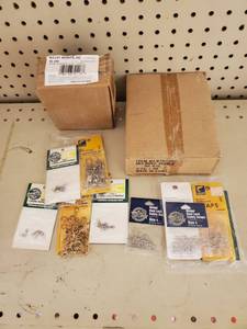 lot 588 image: Case(40) Bronze size 40 treble hooks 13 6oz bank Sinkers Swivels and safety snaps