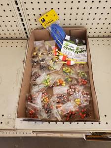 lot 589 image: Floating jig heads, Dry poppers