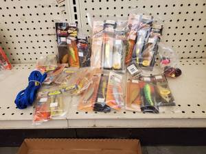 lot 648 image: Rattler and Crank bait lures