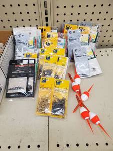 lot 660 image: More Swivels Assorted and snap swivels