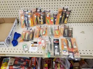 lot 663 image: Rattlers and crank bait lures