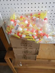 lot 673 image: 3 dozen 9 stringers and 100 bobbers