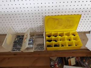 lot 52 image: 4 boxes full of weights, Clovis, C-clips and connector sleeves