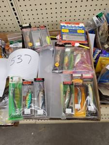 lot 537 image: Plano spinnerbait Stowaway box with Rapalas and more