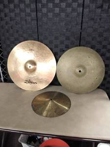 lot 8005 image: Lot of Drum Cymbals