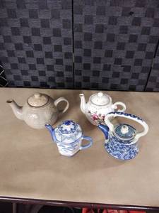 lot 8008 image: Lot of Tea Pitchers