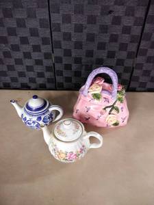 lot 8009 image: Lot of Tea Pitchers