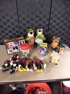 lot 8016 image: California Raisins Collectibles, Lunchbox, Thermos, and More