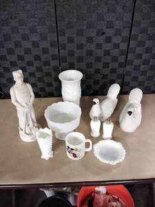 lot 8017 image: Glassware and More