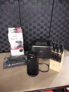 lot 8021 image: Knife Block, Toaster, Travel Bag and More