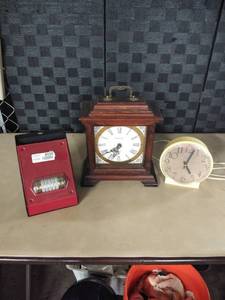 lot 8026 image: Lot of Clocks