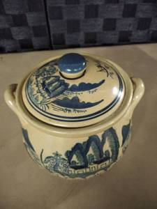 lot 8036 image: Crock with Lid