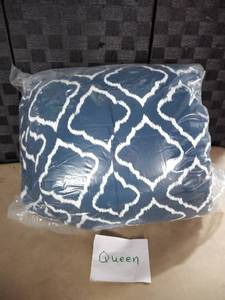 lot 8086 image: Queen Comforter