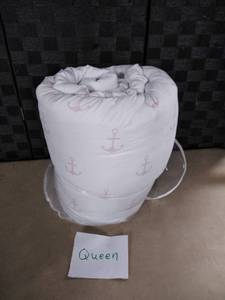 lot 8088 image: Queen Comforter