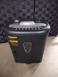 lot 8091 image: Amazon Basics Paper Shredder