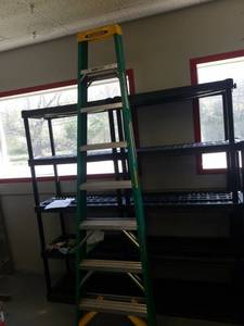 lot 26 image: 8 FG STEPLDR WPAIL SHELF II