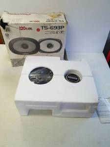 lot 90 image: Pioneer TS-693p speakers