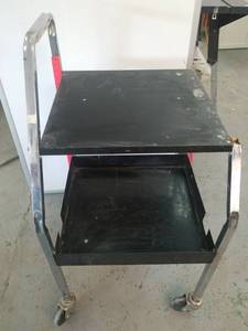 lot 207 image: a rolling garage table