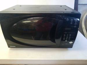 lot 812 image: Kenmore microwave