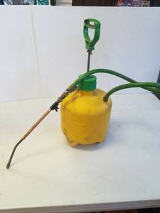 lot 819 image: garden sprayer