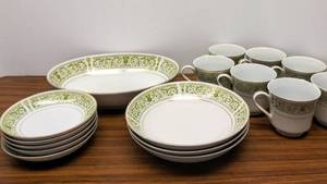 lot 512 image: Beautiful  FELICITY by Daniele Fine China  Dishes  16 pieces