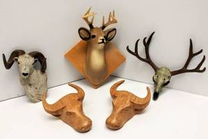 lot 515 image: Miniature DeerAnimal Heads  Magnets & Other