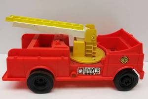 lot 518 image: Vintage 1974 Play-Doh Fire Truck bGeneral Mills