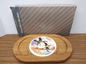 lot 564 image: Vintage Avon Hors Doeuvre Or Snack Cutting Board  Wood Tray With Ducks