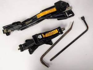 lot 575 image: Scissor Jacks- Automotive   2 Total