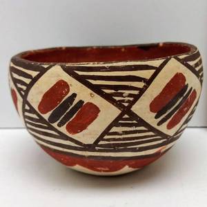 lot 599 image: Small Native American Pottery Bowl