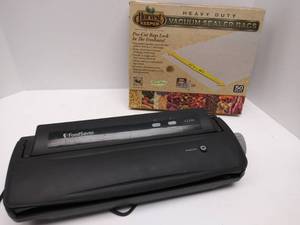 lot 587 image: Harvest Keeper All Clear Pre-cut Bags 11 in x 18 in (50Pack) & Food Saver Model V2244