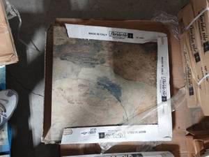 lot 2735 image: Florida Tile Legend Hop Apollo Nat  18 x 18 ,  Approx 7  Pieces