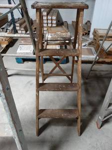 lot 2841 image: 4 foot wooden Ladder