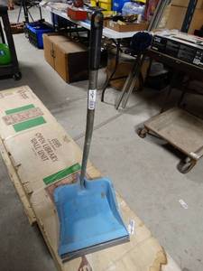 lot 2845 image: Dustpan with handle