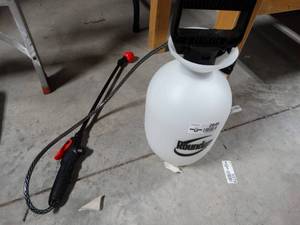 lot 2846 image: 1 Gallon Roundup Sprayer