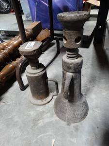 lot 2862 image: two jack stands