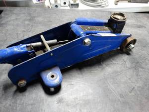 lot 2874 image: Blue Floor Jack Missing Handle and 2 casters
